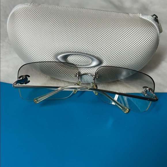 🖤CHANEL LIGHT GREY RHINESTONE LOGO SUNGLASSES - Picture 6 of 16